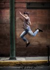 Чоловік танцює на тротуарі — стокове фото