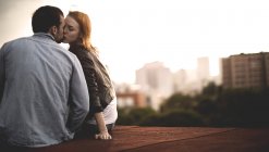 Paar sitzt und küsst — Stockfoto