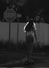 Junge Frau fährt Skateboard — Stockfoto