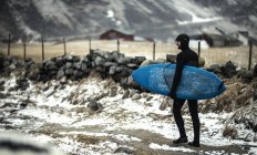 Surfer проведення серфінгу — стокове фото