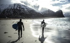 Surfeurs portant des planches de surf — Photo de stock