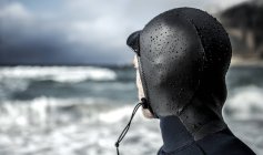 Серфер у гідрокостюмі з видом на море . — стокове фото