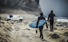 Surfistas que transportam pranchas — Fotografia de Stock
