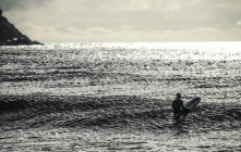 Homem na prancha de surf em mar aberto . — Fotografia de Stock