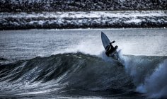 Hombre joven surfeando - foto de stock