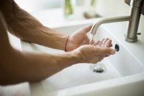 Pessoa lavar as mãos — Fotografia de Stock