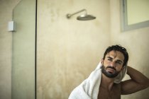 Человек, стоящий в ванной — стоковое фото