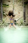 Menina pulando na piscina. — Fotografia de Stock