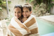 Хлопчик і дівчинка загорнуті в рушник — стокове фото