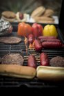 Grigliate di cibo sul barbecue . — Foto stock