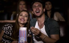 Молодые люди сидят в кино — стоковое фото