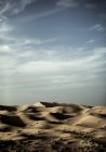 Пустельний пейзаж з піщаними дюнами — стокове фото