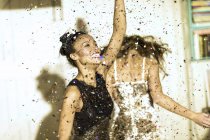 Молодые женщины танцуют с конфетти падения
. — стоковое фото