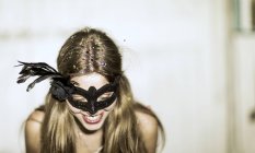 Donna che indossa una maschera — Foto stock