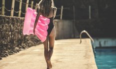 Giovane donna in costume da bagno — Foto stock