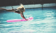 Junge Frau im Badeanzug — Stockfoto