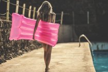 Jeune femme en maillot de bain — Photo de stock
