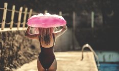 Молодая женщина в купальнике — стоковое фото