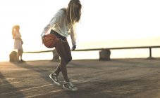Jeune femme avec basket — Photo de stock