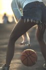 Mujer joven con baloncesto - foto de stock