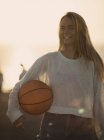 Молодая женщина с баскетболом — стоковое фото