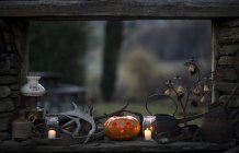 Davanzale in una cabina rustica con zucca — Foto stock