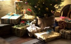 Cadeaux enveloppés sous l'arbre de Noël . — Photo de stock