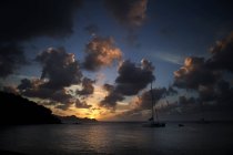Barca a vela sull'oceano sotto il cielo nuvoloso — Foto stock