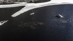 Вид с воздуха на гребную лодку на воде — стоковое фото