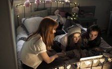 As mulheres jovens em uma cama — Fotografia de Stock