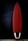 Красная доска для серфинга опирается на стену . — стоковое фото