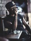 Uomo fumare sigaro — Foto stock