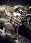 Uomini che trasportano tavola da surf — Foto stock