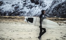 Surfer проведення серфінгу — стокове фото