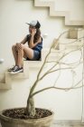 Дівчина сидить на відкритих сходах — стокове фото