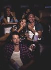 Gruppe junger Leute sitzt im Kino — Stockfoto