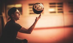 Mann balanciert Ball auf Fingerspitze. — Stockfoto