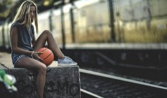 Giovane donna con pallacanestro — Foto stock