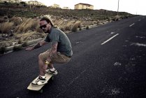 Junger Mann skateboardet — Stockfoto