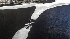 Paddleboarder portant sa planche — Photo de stock