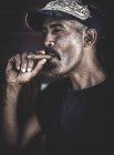 Людина я курю сигарету — стокове фото