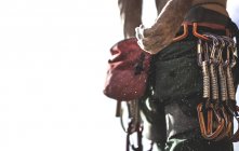 Bergsteiger greift zurück zur Kreidetasche — Stockfoto