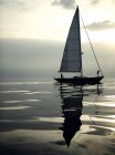 Barca a vela sull'oceano — Foto stock