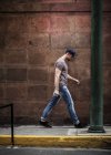 Людина ходить уздовж тротуару — стокове фото