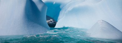 Eisberge treiben im Ozean — Stockfoto