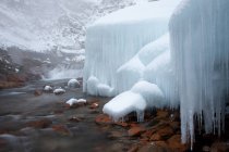 Icículos y bloques de nieve congelada - foto de stock
