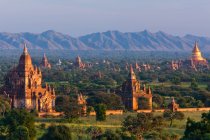Stupas en las llanuras de Bagan - foto de stock