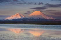 Vulcões Payachata gémeos — Fotografia de Stock