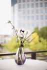 Маленькі квіти у вазі — стокове фото