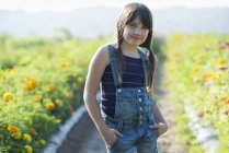 Девочка-подросток стоит на цветочном поле — стоковое фото
